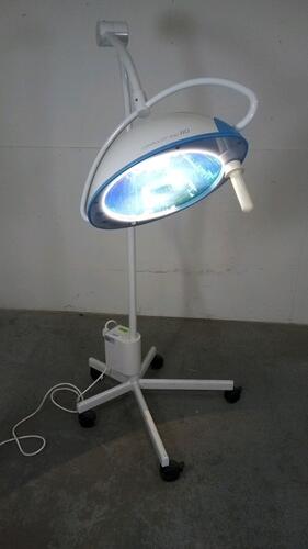 MAQUET HANAULUX BLUE 80 OR LIGHT ON ROLLING STAND