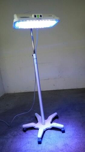 NATUS NEOBLUE LED PHOTOTHERAPY LIGHT ON ROLLING STAND