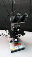 LAB MICROSCOPE WITH 4 OBJECTIVES