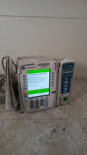 CAREFUSION ALARIS PC GUARDRAILS 8015 INFUSION PUMP WITH ALARIS 8100 PUMP MODULE