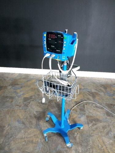 GE V100 VITAL SIGN MONITOR ON ROLLING STAND