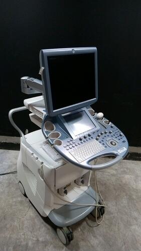 GE VOLUSON E6 ULTRASOUND MACHINE WITH 2 PROBES (RIC5-9-D, RAB6-D) (SERIAL# D60017) (DOM: 6/2014)