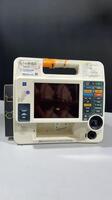 MEDTRONIC/PHYSIO-CONTROL LIFEPAK 12 BIPHASIC DEFIB WITH PACING, 3 LEAD ECG, SPO2, ANALYZE