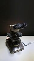 NIKON LABOPHOT-2 LAB MICROSCOPE WITH 2 EYE PIECES (10X/20)