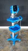 GE CARESCAPE V100 PATIENT MONITOR ON ROLLING STAND