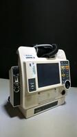 MEDTRONIC/PHYSIO-CONTROL LIFEPAK 12 BIPHASIC DEFIB WITH PACING, 3 LEAD ECG, CO2, SPO2, NIBP, ANALYZE