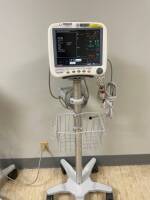 GE DASH 4000 PATIENT MONITOR ON ROLLING STAND