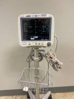 GE DASH 4000 PATIENT MONITOR ON ROLLING STAND