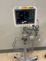 GE DASH 4000 PATIENT MONITOR ON ROLLING STAND