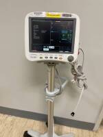 GE DASH 4000 PATIENT MONITOR ON ROLLING STAND