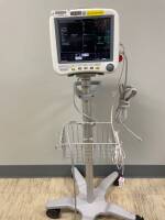 GE DASH 4000 PATIENT MONITOR ON ROLLING STAND