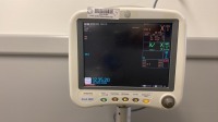 GE DASH 4000 PATIENT MONITOR ON ROLLING STAND