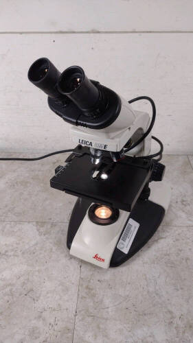 LEICA CME LAB MICROSCOPE WITH 2 EYEPIECES (PERIPLAN 10X/18 GLASSES) AND 4 OBJECTIVES (4, 10, 40, 100)